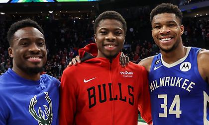 Η συγκινητική συνάντηση των Γιάννη, Θανάση και Κώστα Αντετοκούνμπο