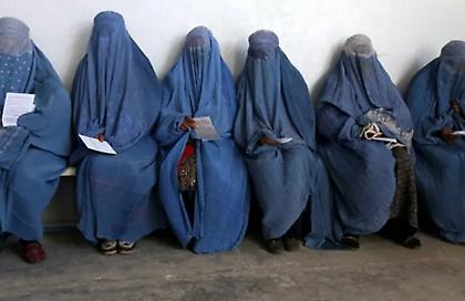 Διαδήλωση υπέρ των δικαιώματων από 15 γυναίκες στην Καμπούλ