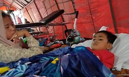 Ινδονησία: Εξάχρονο αγοράκι ανασύρθηκε ζωντανό από τα συντρίμμια 2 ημέρες μετά τον σεισμό!