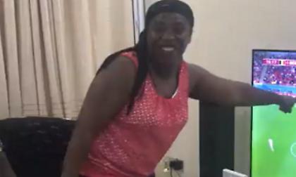 Η μητέρα Καναδού διεθνούς έπαθε... μαμά Πάρις Λι όταν μπήκε ο γιος της ενάντια στο Βέλγιο!