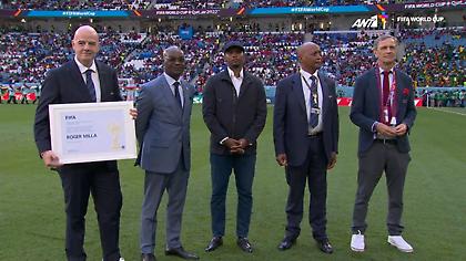 Η βράβευση του Ροζέρ Μιλά από την FIFA πριν την αναμέτρηση ανάμεσα σε Ελβετία και Καμερούν