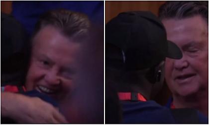 «Δεν έχω κάποια ερώτηση, αλλά...»: Η συγκινητική συνάντηση Φαν Χάαλ με δημοσιογράφο και η αγκαλιά