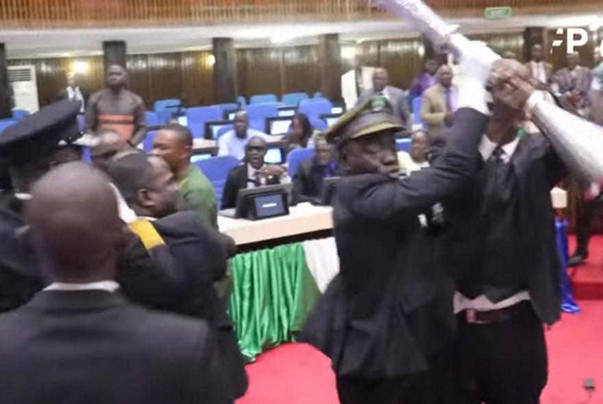 Σιέρα Λεόνε: Ξύλο με μπουνιές στη βουλή