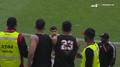 Τρελή γκάφα του Εζατολαχί: Πήρε το κινητό οπαδού για σέλφι και το έριξε κάτω!