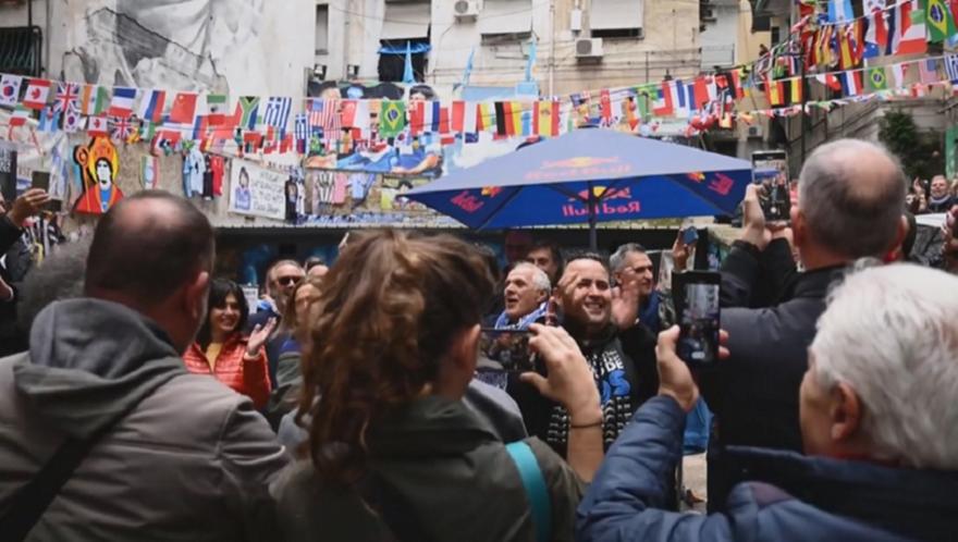Νάπολη: Οπαδοί τραγουδούν στη μνήμη του Μαραντόνα!