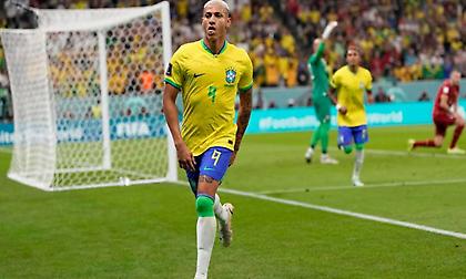 Οι πανηγυρισμοί  της οικογένειας Ριτσάρλισον στο πρώτο γκολ του απέναντι στη Σερβία