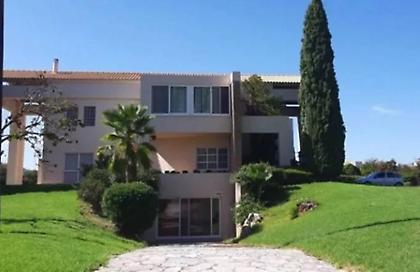 Βρέθηκαν πεταμένα τιμολόγια και αποδείξεις σε κάδους έξω από την Κιβωτό του Κόσμου στην Καλαμάτα