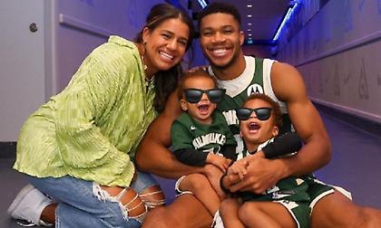 Η όμορφη οικογενειακή φωτογραφία του Γιάννη Αντετοκούνμπο για τη γιορτή των Ευχαριστιών