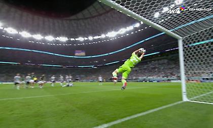 Εντυπωσιακή επέμβαση του Μαρτίνες στο φάουλ του Βέγκα