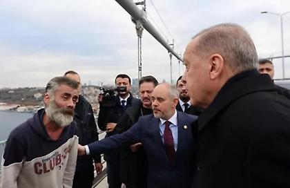 Τουρκία: Ο Ερντογάν «γλίτωσε» πολίτη από την αυτοκτονία