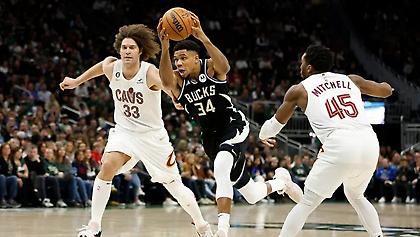 Περίπατος των Μπακς επί των Καβαλίερς, με σόου καρφωμάτων του Γιάννη