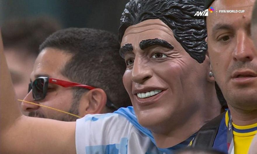 Αργεντινή-Μεξικό: Οπαδός με μάσκα Μαραντόνα στο γήπεδο