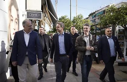 Περιοδεία Μητσοτάκη στην Καλλιθέα: Το κλίμα ήδη μυρίζει εκλογές