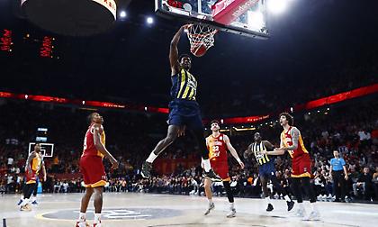 Πέρασε πάνω και από την Γαλατασαράι το... τρένο της Φενέρμπαχτσε