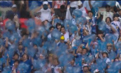 Οι Ιάπωνες πανηγυρίζουν με... σακούλες στο χέρι!