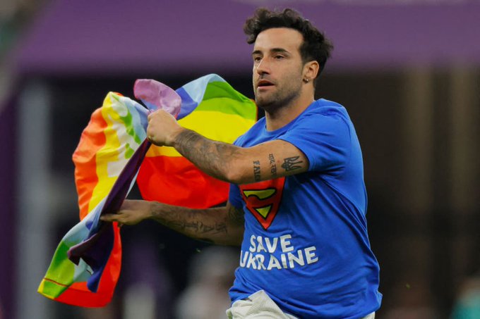 Πορτογαλία-Ελβετία: Μπούκαρε ακτιβιστής με σημαία ΛΟΑΤΚΙ
