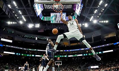 Ασχολούνταν με δεινοσαυράκι στην γραμματεία ο Γιάννης Αντετοκούνμπο!