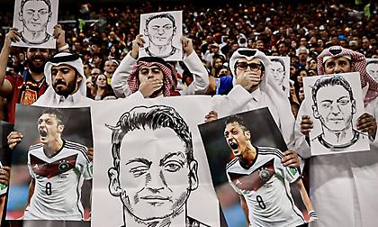 Άραβες οπαδοί ύψωσαν πλακάτ με τον Εζίλ και κάλυψαν τα στόματά τους στο Ισπανία-Γερμανία