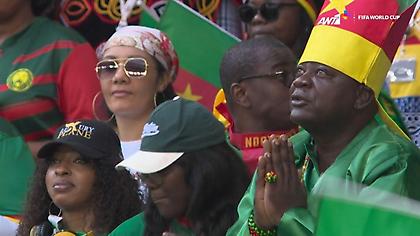 Προσευχές και απίθανες μορφές στην κερκίδα του Καμερούν