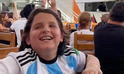 Η συγκλονιστική στιγμή που πατέρας περιγράφει τον αγώνα στον τυφλό γιο του και ο Μέσι σκοράρει!