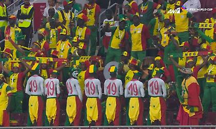 Με το «19» του αείμνηστου Πάπα Μπούμπα Ντιόπ στην πλάτη Σενεγαλέζοι οπαδοί