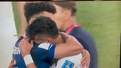 Τρομερή σκηνή: Ο Ρόμπινσον παρηγορεί τον Ρεζαϊάν που ξέσπασε σε λυγμούς μετά τον αποκλεισμό του Ιράν