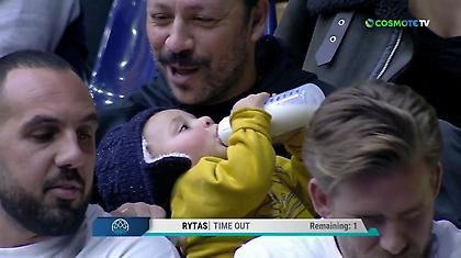 Υπέροχο πλάνο:  Πατέρας ταΐζει το μωρό του στις εξέδρες του Περιστερίου!