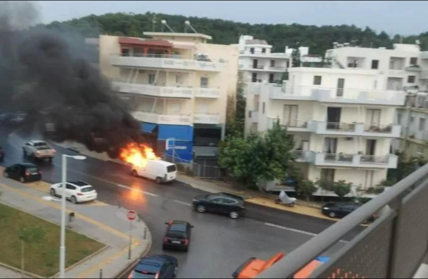 Ρέθυμνο: Στις φλόγες τυλίχτηκε όχημα εν κινήσει