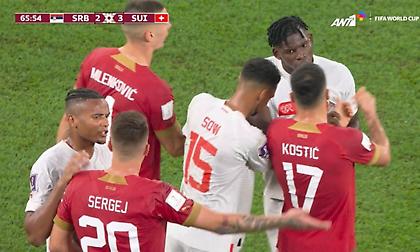 «Φωνές» των Σέρβων για πέναλτι - Τρομερή ένταση στους πάγκους και χειρονομία από Τζάκα!