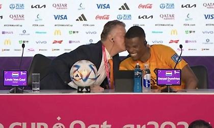 Επιβράβευσε τον MVP Ντάμφρις με ένα φιλί στη συνέντευξη Τύπου ο Φαν Χαλ!