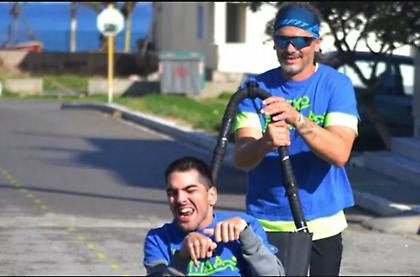 Χανιώτης αθλητής τριάθλου διέσχισε απόσταση 162 χιλιομέτρων μαζί με παιδί σε αναπηρικό αμαξίδιο