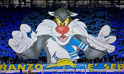 Φοβερό κορεό των οπαδών της ΣΠΑΛ με Σιλβέστερ και Τουίτι!