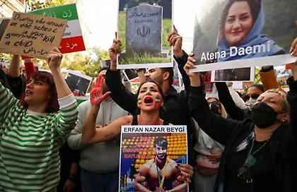 Το Ιράν εξετάζει αναθεώρηση της υποχρεωτικής χρήσης μαντίλας