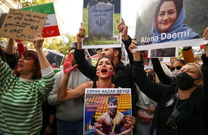 Ιράν: Εξετάζει αναθεώρηση της υποχρεωτικής χρήσης μαντίλας