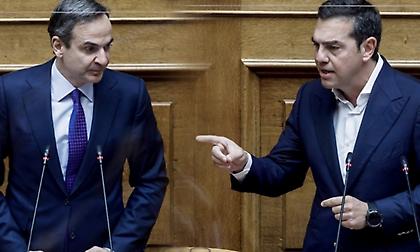 «Mπρα ντε φερ» Μητσοτάκη-Τσίπρα στη Βουλή για τις παρακολουθήσεις