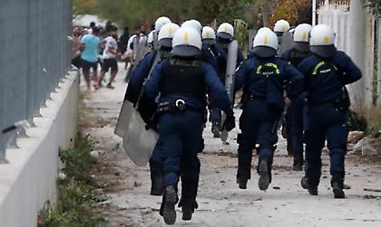 Τραυματίστηκαν δέκα αστυνομικοί στο Μενίδι σε επεισόδια με Ρομά – Οι τέσσερις από σκάγια