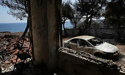 Δίκη για το Μάτι: Φωτογραφίες των θυμάτων τοποθέτησαν στα έδρανα οι συγγενείς τους - Η αντίδραση της