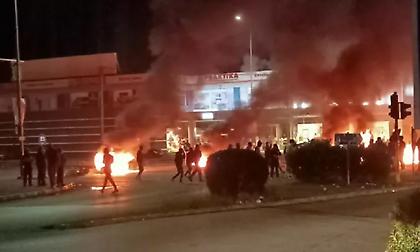 Άλλη μια νύχτα επεισοδίων στη δυτική Αττική - Έκαψαν καταστήματα, πυρπόλησαν λεωφορείο
