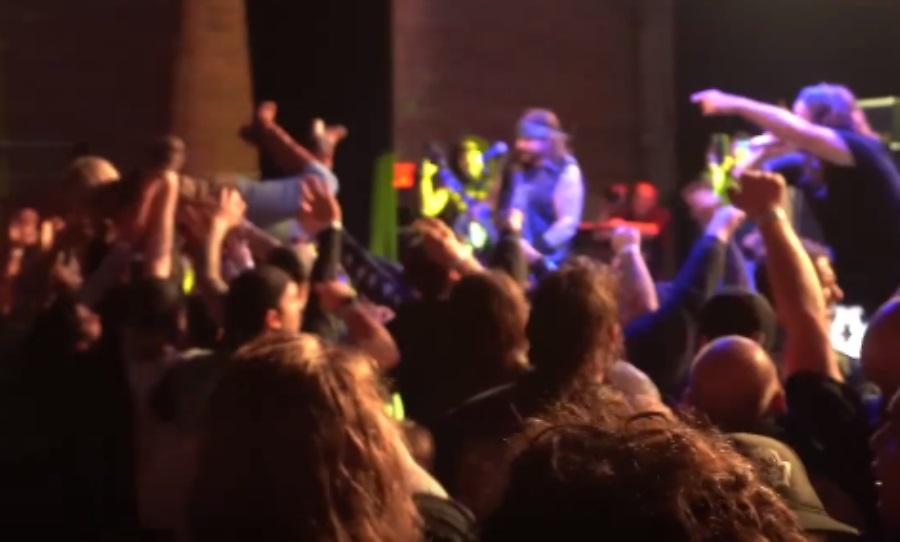 Φοβερή ηλικιωμένη έκανε... stage diving σε συναυλία του thrash συγκροτήματος του γιου της!