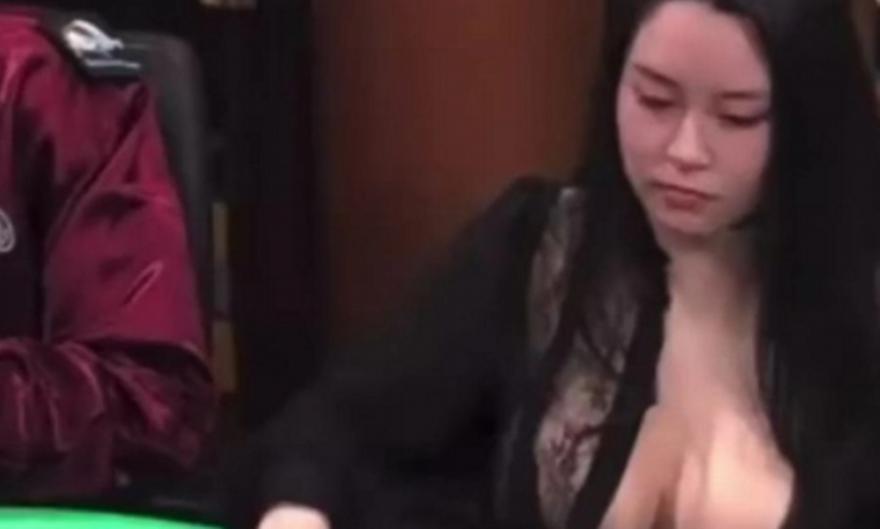 Παίκτρια πόκερ εμφανίστηκε με ψεύτικο στήθος