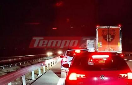 Άνοιξε η Κορίνθου - Πατρών: Ρομά έστησαν οδοφράγματα και έβαλαν φωτιές στο ύψος του Ζευγολατιού