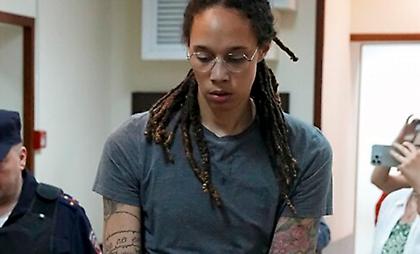 Επέστρεψε στις ΗΠΑ μετά από δέκα μήνες η Γκράινερ