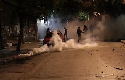 Συνελήφθη 18χρονος για τη χθεσινή επίθεση κατά των ΜΑΤ στα Εξάρχεια