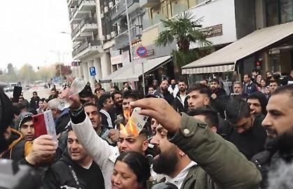 Θεσσαλονίκη: Καίνε λεφτά οι Ρομά έξω από τα δικαστήρια και φωνάζουν συνθήματα