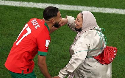 Ο Μπουφάλ χόρεψε με τη μητέρα του μέσα στο γήπεδο για την πρόκριση του Μαρόκο!