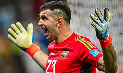 Ξεσπάθωσε ο Εμιλιάνο Μαρτίνες: «Άχρηστος ο διαιτητής, να το βουλώσει ο Φαν Χάαλ»