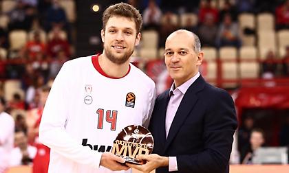 Βεζένκοφ: «Χαίρομαι για τα βραβεία, αλλά το σημαντικό είναι να νικάει η ομάδα!»