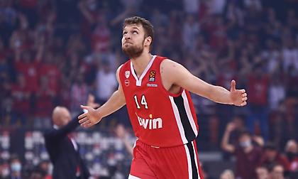 Η παρακάμερα της βράβευσης του MVP Νοεμβρίου Βεζένκοφ