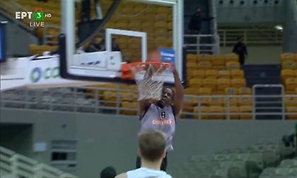 Το alley oop κάρφωμα στον αιφνιδιασμό από τον ΜακΓκριφ