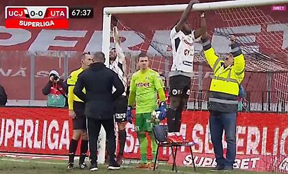 Μάστορας χαφ της Ουν. Κλουζ έπιασε με ταινία το δίχτυ για να συνεχιστεί ο αγώνας